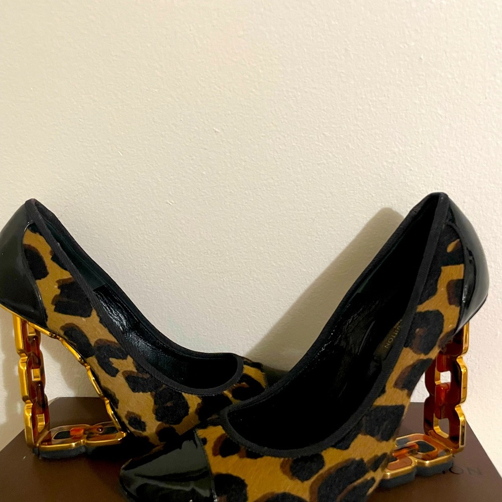 Louis Vuitton - Picture 2 of 4